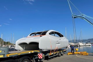 Un bateau futuriste est arrivé au port du Bouveret ce lundi: c'est le premier "hydrofoil" électrique de la société MobyFly